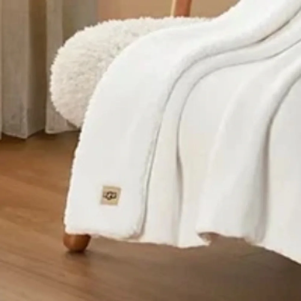 UGG Avery Reversible Sherpa Throw 50” x 70” Color Snow NEW!